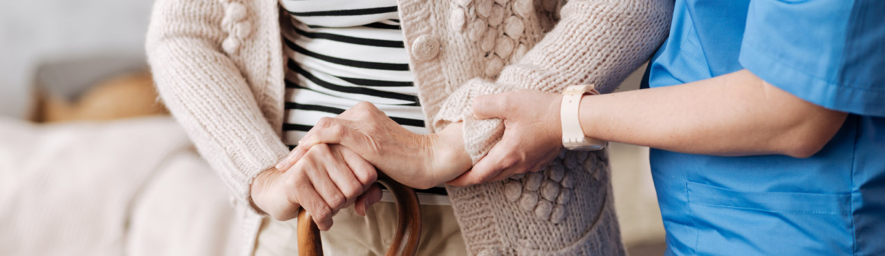 La personne âgée est soutenue par une infirmière