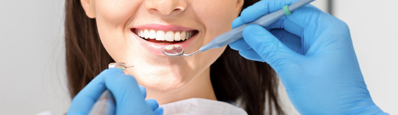 Le dentiste est en train de vérifier les dents d'une dame
