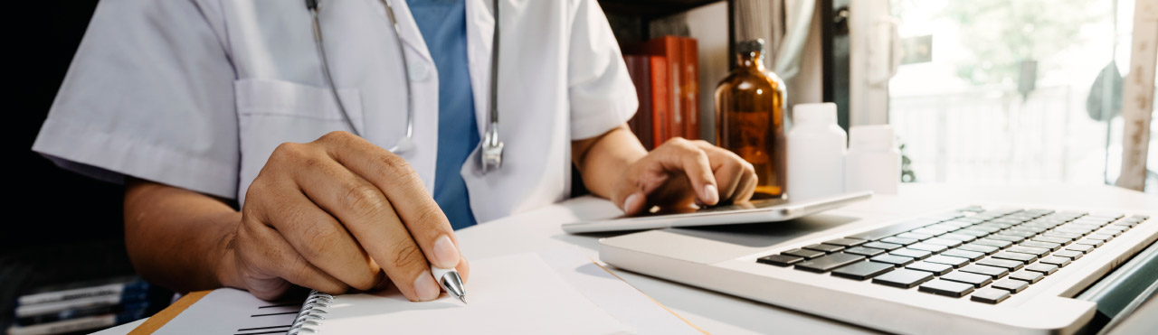 Le médecin est assis à son bureau et met à jour son administration.