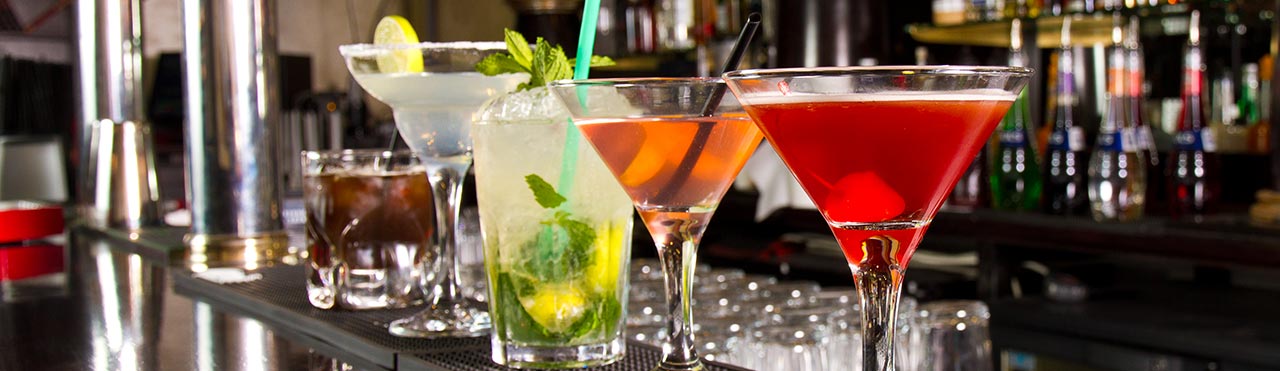 Des cocktails sont prêts à être servis sur le bar propre d'un café.