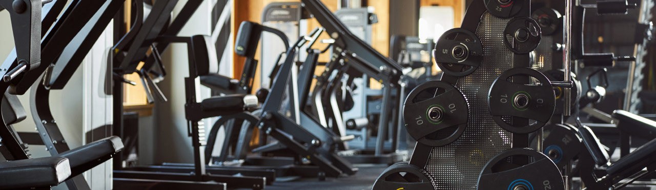 Appareils de fitness dans une salle