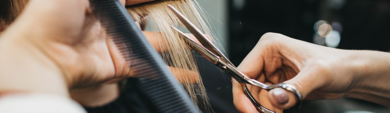 Cheveux longs en train d'être coupés