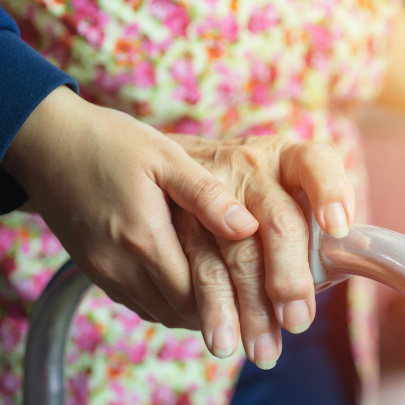 Main d'une dame âgée sur un déambulateur