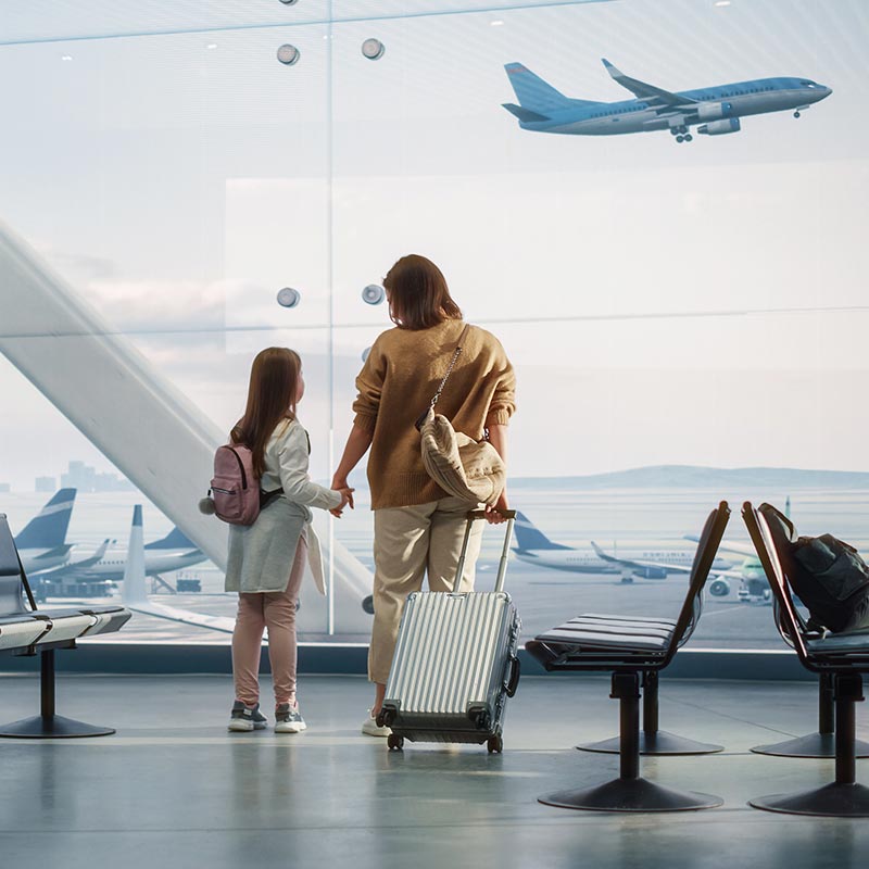 Une mère et sa fille attendent l'avion dans un aéroport nettoyé.