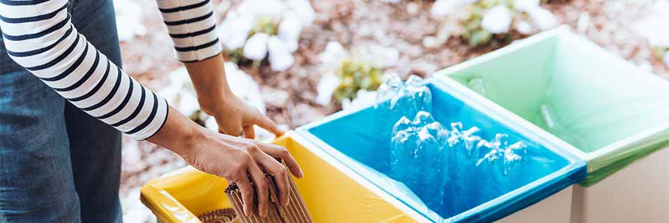 Gardez la terrasse propre grâce à des poubelles adaptées