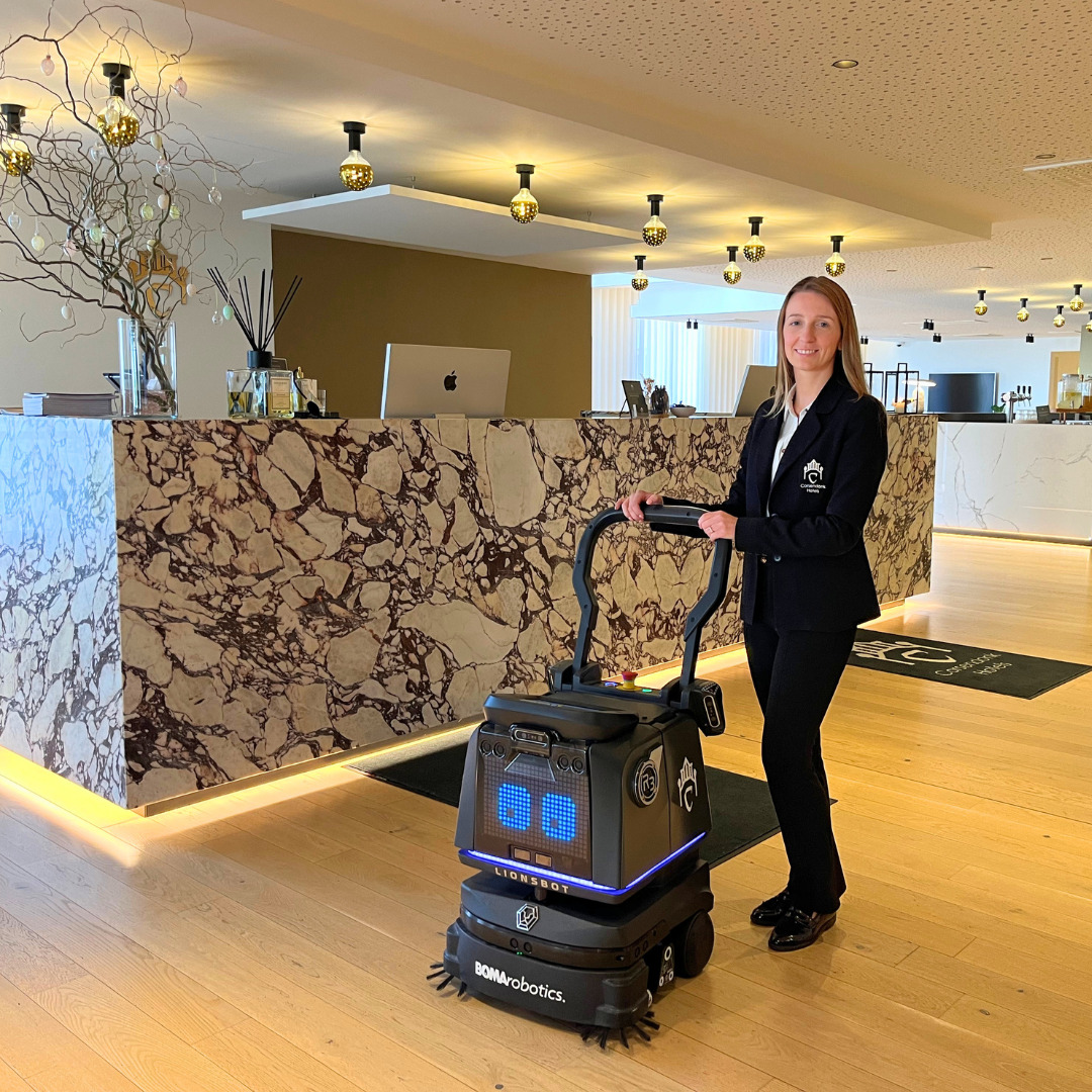 Julie Rimanque avec robot aspirateur Tommy